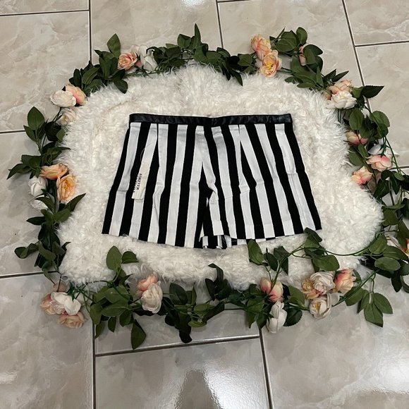 FOREVER 21- HIGHWAISTED SHORTS - Picture 5 of 6